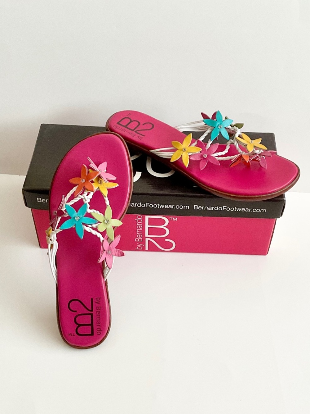 B2 by Bernardo Leather Floral Thong Sandals NEW